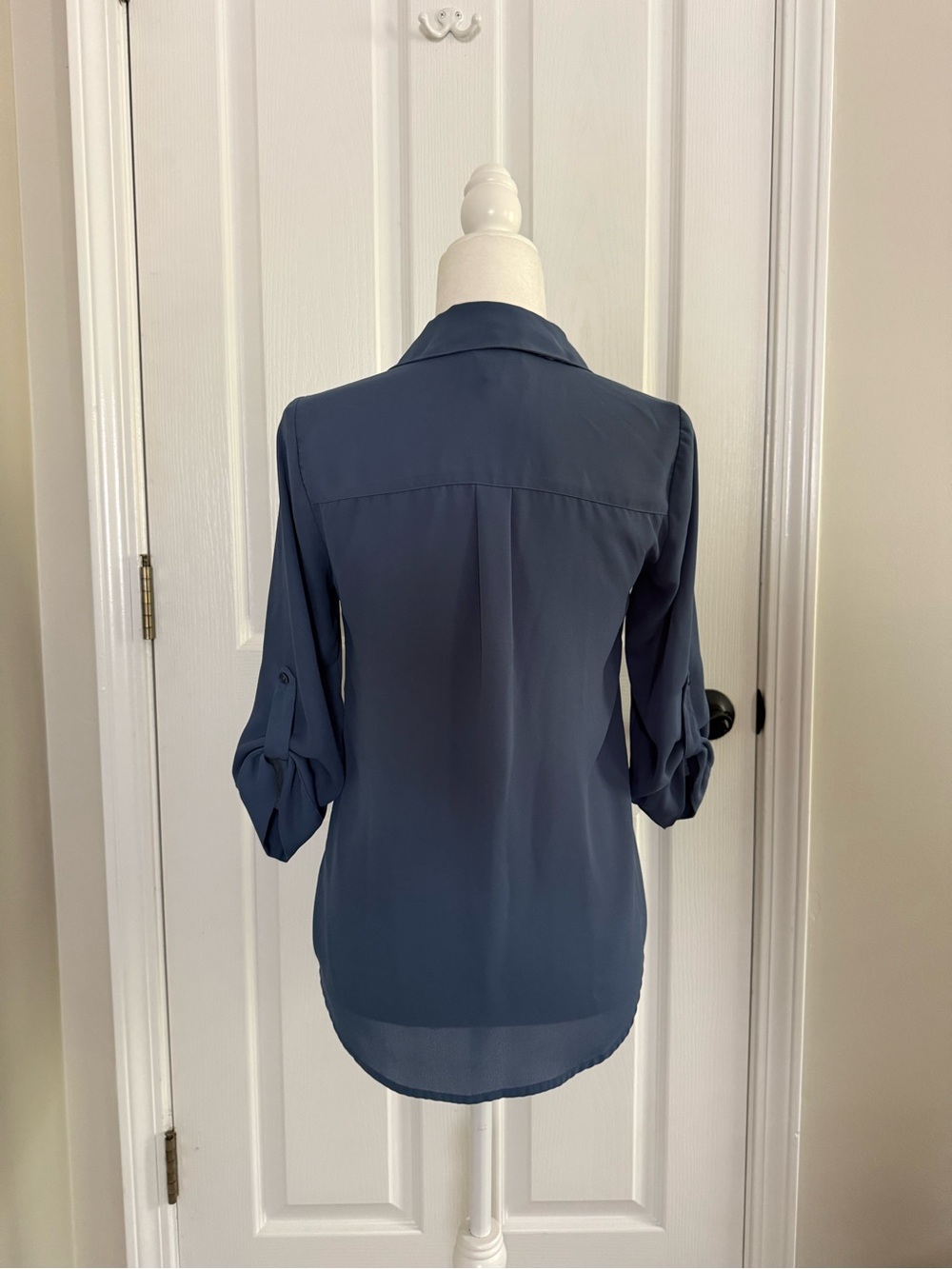 By & By Blue 3/4 Roll Tab Sleeve V-Neck Button-Up - SzXS